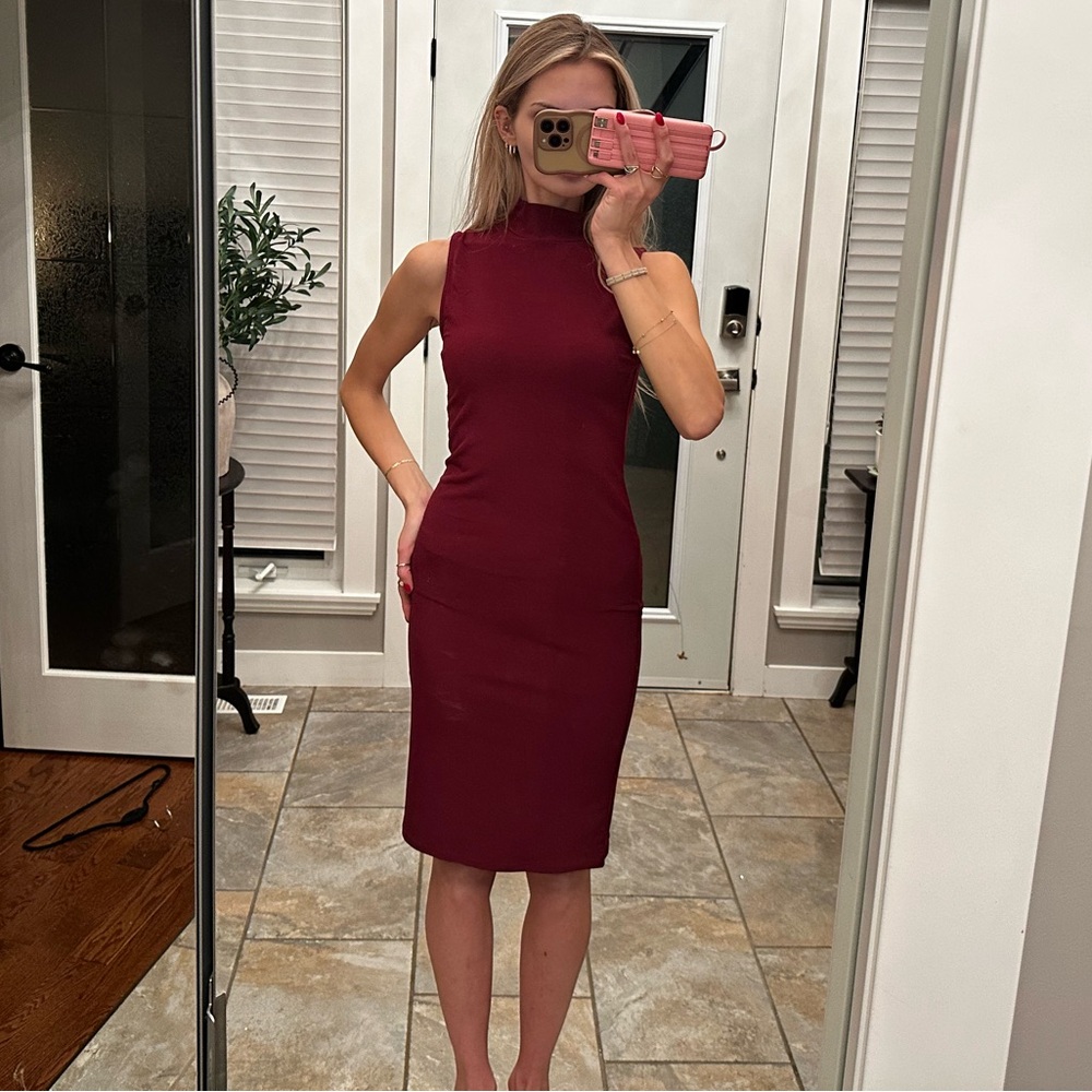 Elegant Sleeveless Burgundy Dress